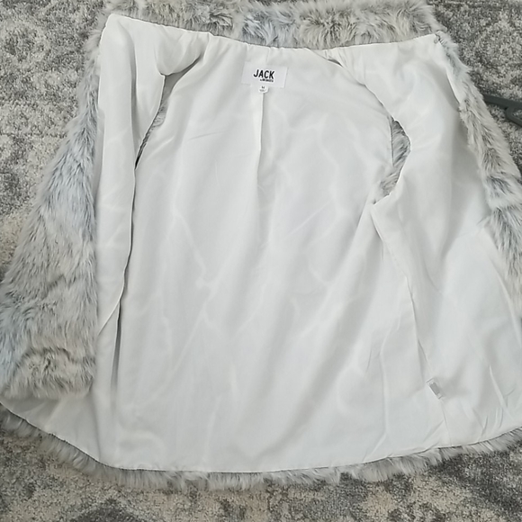 ✨3for$25✨BBDakotaNWT In A Furry FauxFur Vest Ivory - Picture 4 of 8